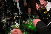 im Vergleich: der Ardbeg Blasda ist wesentlich heller und ist weniger getorft (Foto. Martin Schmitz)